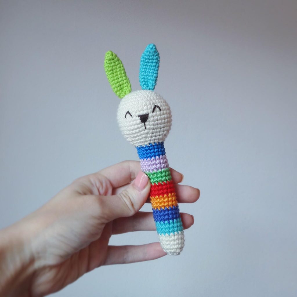 Вязаные игрушки погремушки крючком схемы кролик